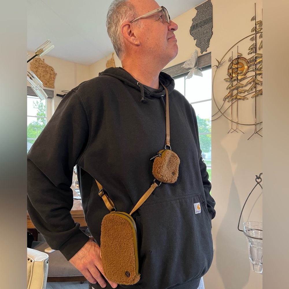 NWOT LULU-LEMON CELL/WALLET/AIRPODS/KEYS Crossbody in Gorgeous SHERPA